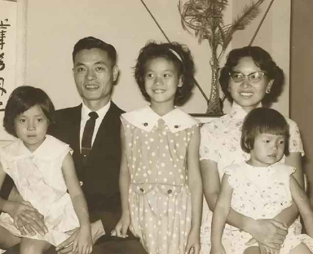 Elaine Chao(middle) with her father, mother and two sister after she moved to United States and reunited with her father.