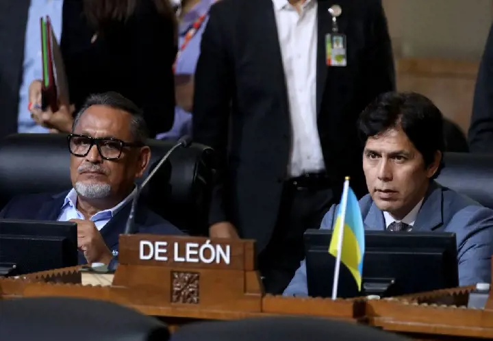 Gil Cedillo alongside Kevin de León