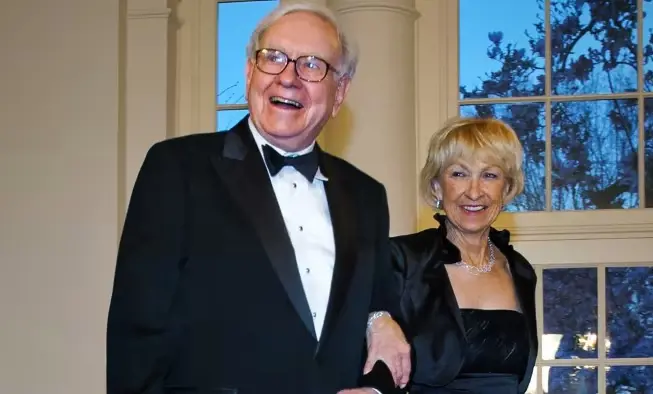 Warren Buffett and his wife Astrid Menks image