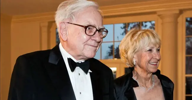 Warren Buffett with his wife  Astrid Menks.